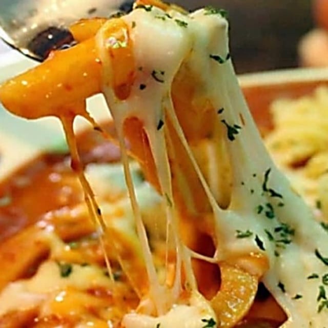 Cheese Ddeok Bokki (치즈떡볶이).