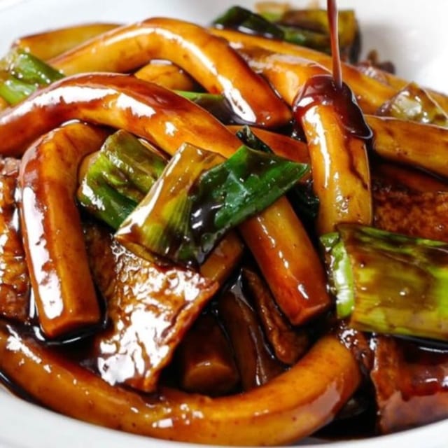 Jjajang Ddeok Bokki (짜장 떡볶이).