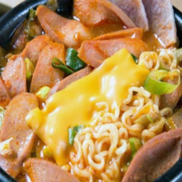 Military Soup (부대뚝배기).