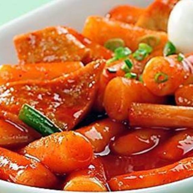 Ddeok Bokki (떡볶이).